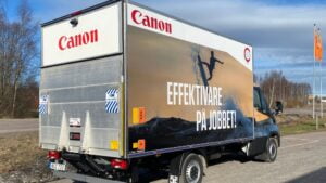 Här visas en lätt lastbil med printad bildekor enligt kundens profil