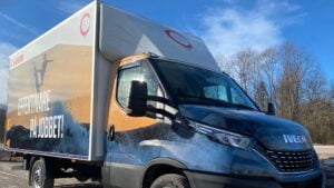 Här visas en lätt lastbil med printad bildekor enligt kundens profil